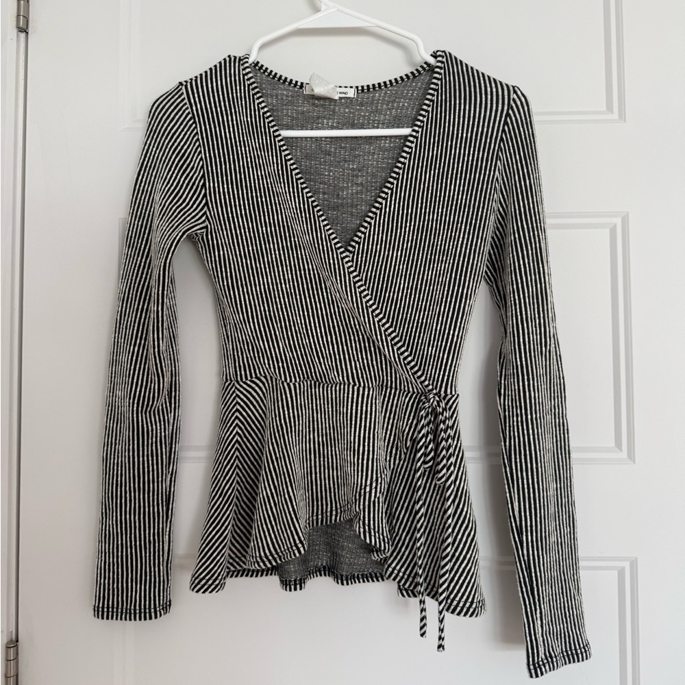 STRIPED BLACK AND WHITE XS WRAP TOP LONG SLEEVE SUPER SOFT
